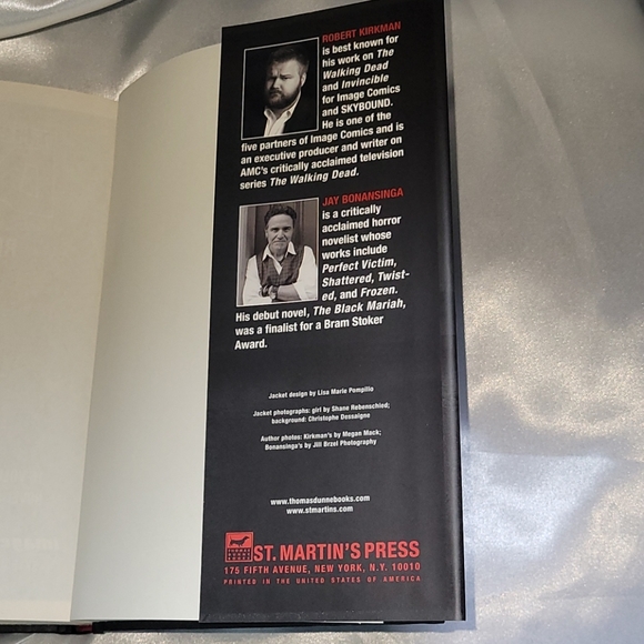 🤍 - The Walking Dead The Road to Woodbury Hardcover - Picture 4 of 6